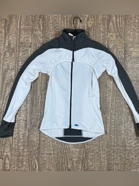 NWT Women’s Light Gray & White Raglan Cycling Jersey with Shrug